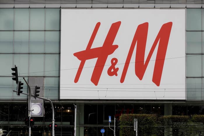 H&amp;amp;Mの店舗看板が建物の外壁に掲示されている。