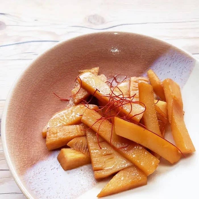 皿に盛られたたけのこ