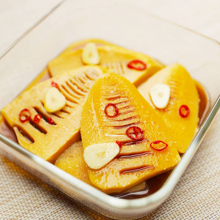 ピリ辛ソースに漬けられたたけのこ料理