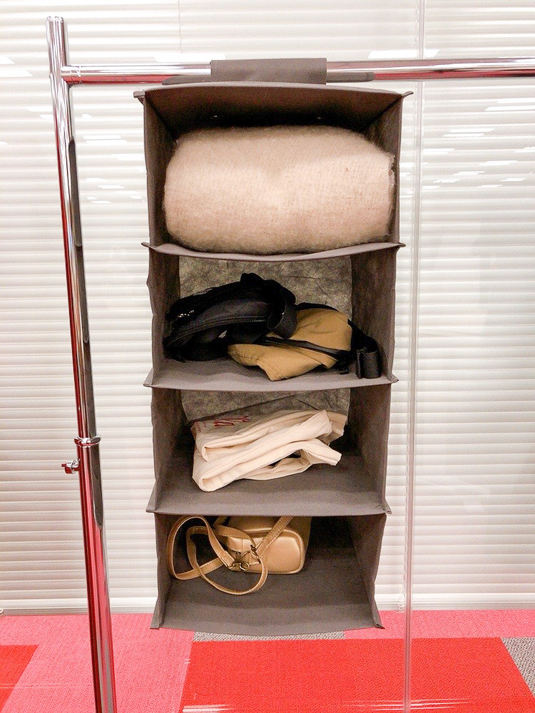 DAISO（ダイソー）のおすすめ収納アイテム「吊り下げ収納ボックス（4段、無地）」