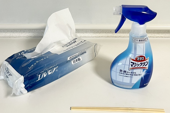 テーブルの上にある除菌ウェットティッシュとスプレー式のクリーナー。