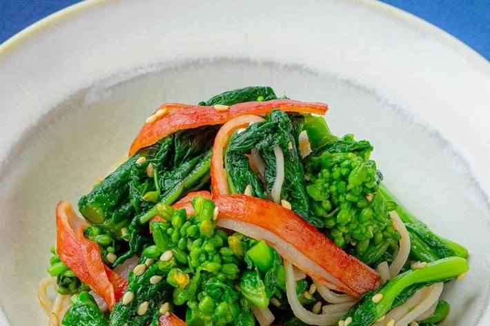 ほうれん草と紅しょうがが盛られた白い皿の和風パスタ