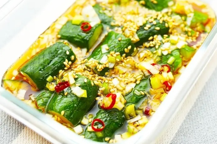 皿に盛られた胡瓜の和え物、トッピングにネギとゴマ。