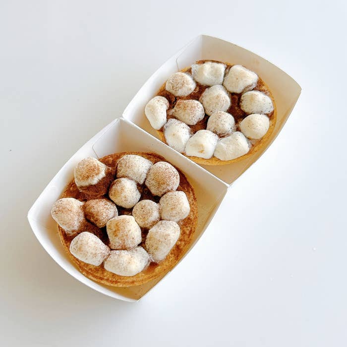 マシュマロがトッピングされた2つのシナモンパン。