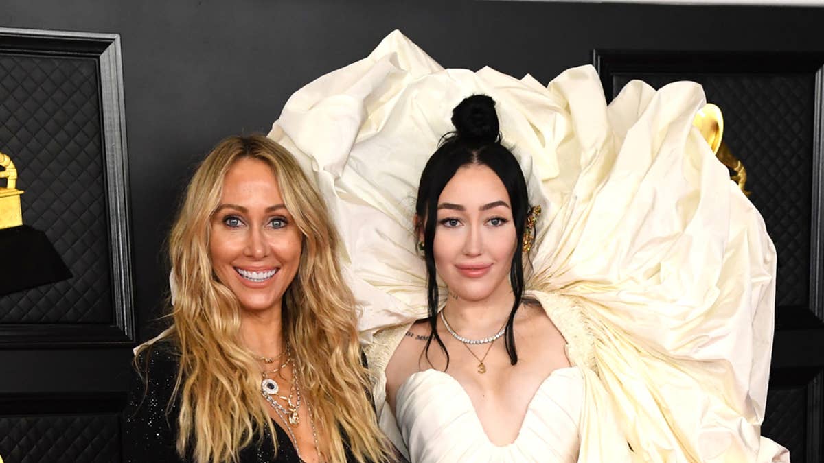Noah Cyrus Tells Troll to 'Suck on the Fattest C*ck' After They Suggest She's in a Throuple With Her Mother and Stepfather
