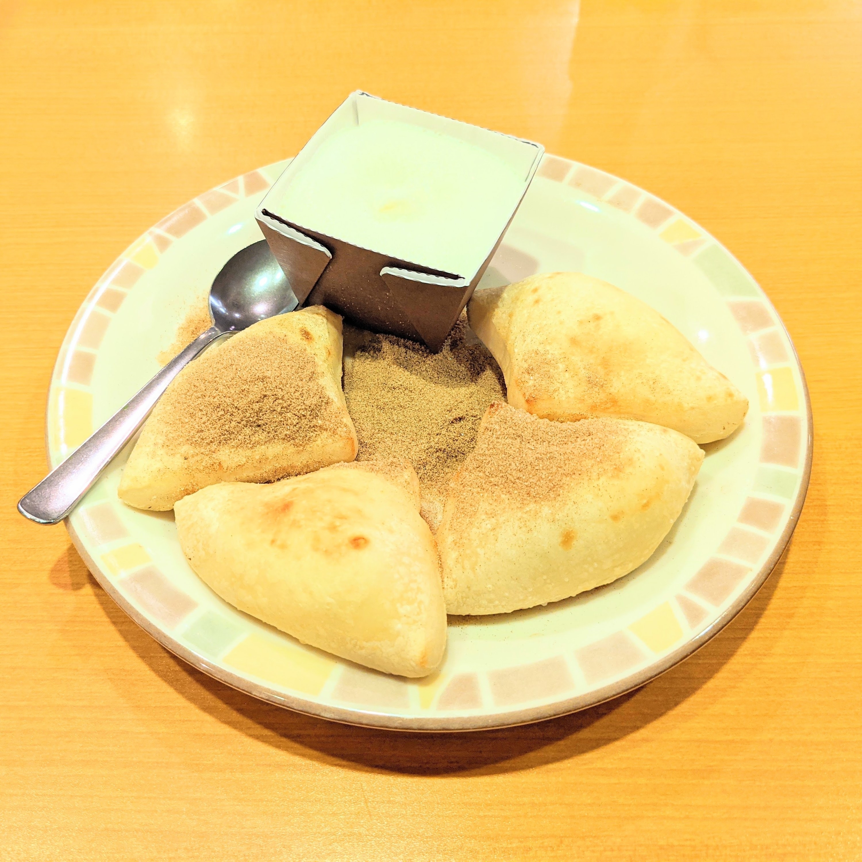 サイゼリヤのおすすめスイーツ「ジェラート&シナモンプチフォッカ」