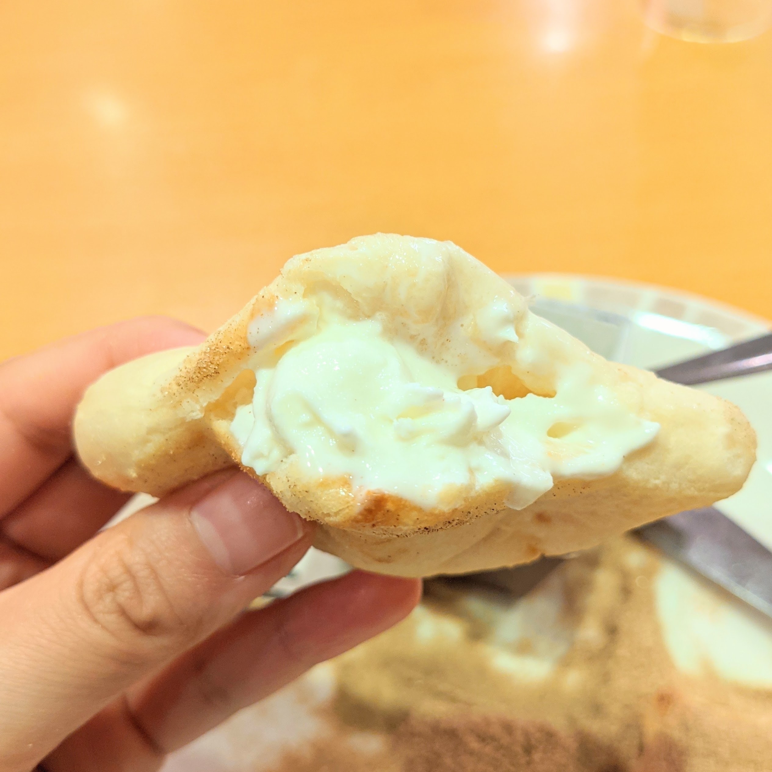 サイゼリヤのおすすめスイーツ「ジェラート&シナモンプチフォッカ」