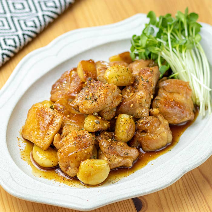 鶏肉とニンニクの照り焼き、添え物には貝割れ大根。