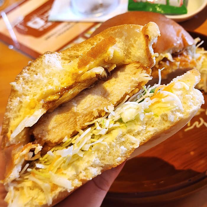 コメダ珈琲店のおすすめメニュー「鶏タツタバーガー」