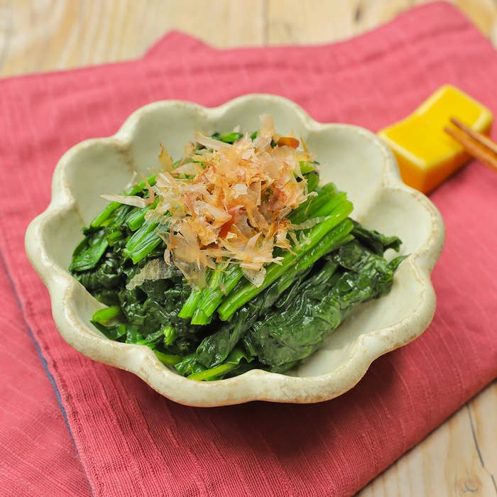 ほうれん草のおひたしにかつおぶしをのせた日本料理です。