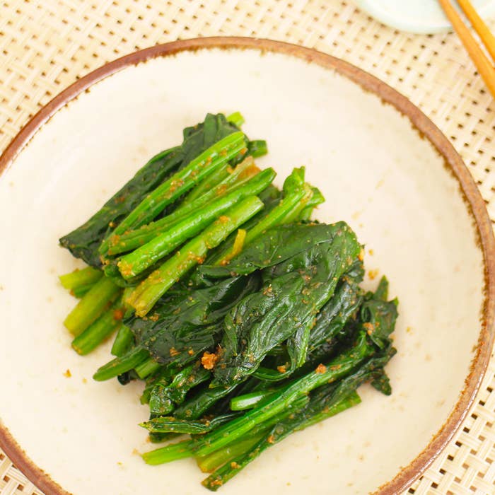 皿に盛られたほうれん草