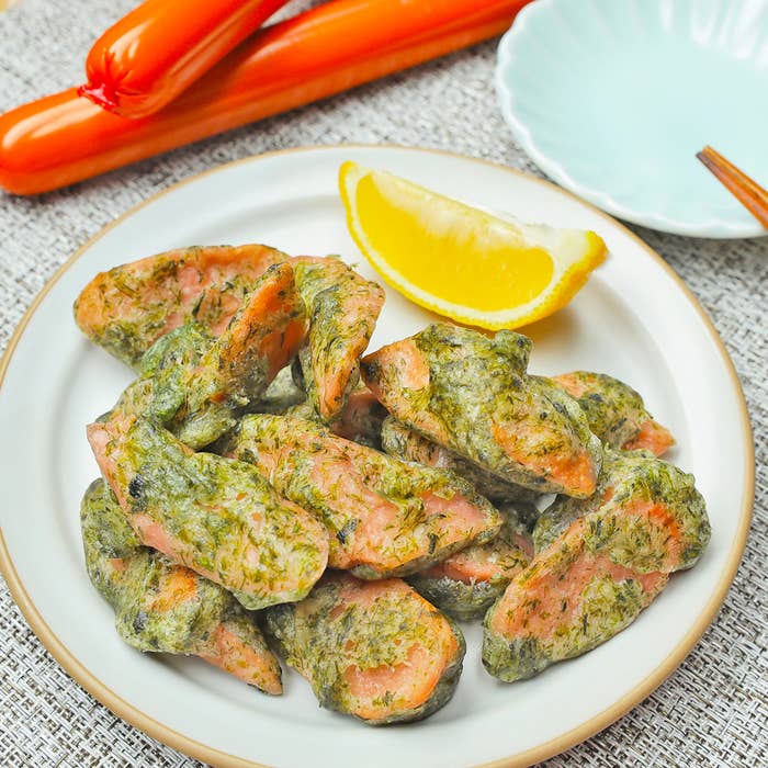 皿に盛られた魚肉ソーセージ