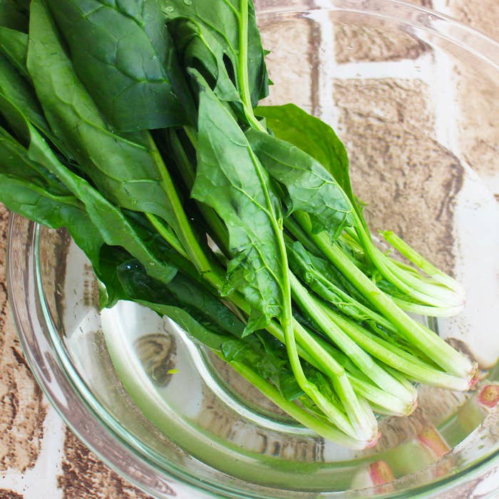 ほうれん草が水につけられている状態。