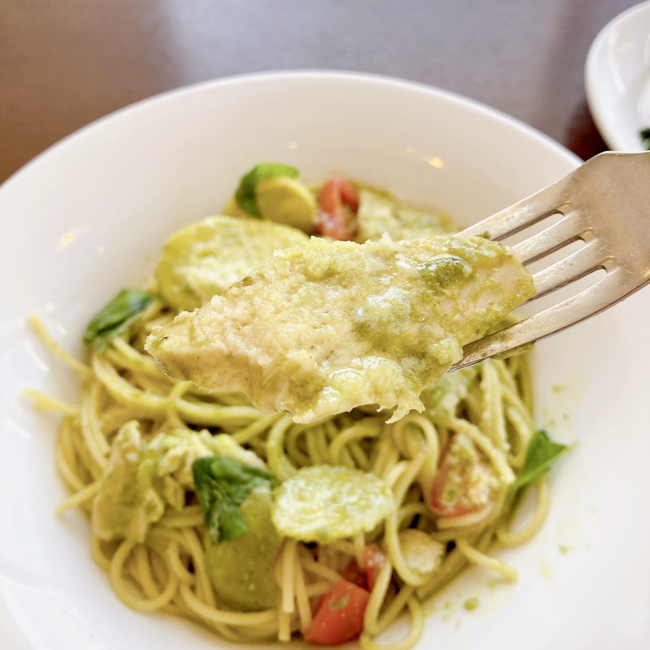 デニーズのおすすめメニュー「ハーブ鶏とポテトのジェノベーゼ」