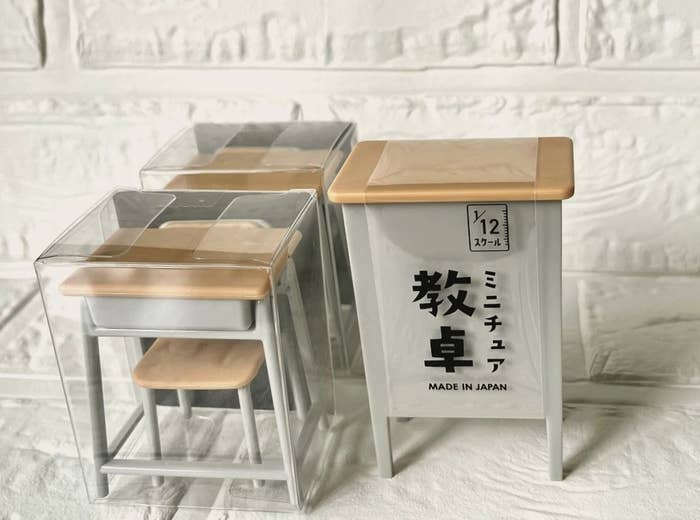 Seria(セリア)のおすすめ雑貨「ミニチュア スクールデスクセット」「ミニチュア 教卓」