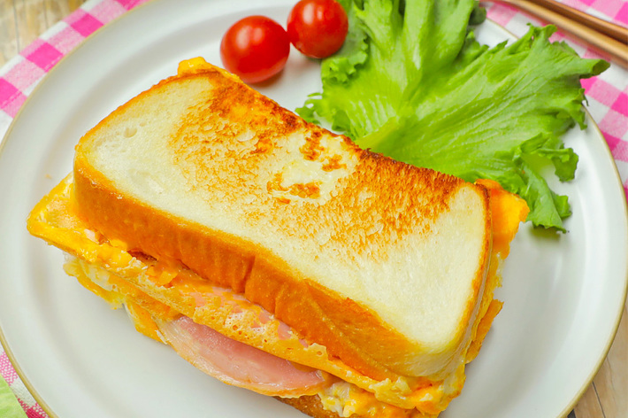 サンドイッチにハムとチーズが挟まれている。