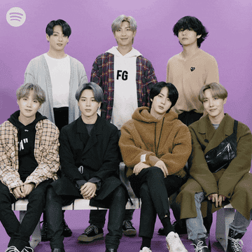 Grupo BTS posando juntos, vestidos de manera casual y contemporánea para una fotografía promocional