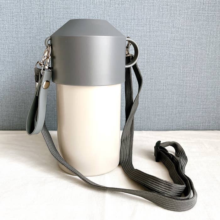 3COINSのオススメのグッズ「WEB限定ペットボトルクーラー/KITINTO」