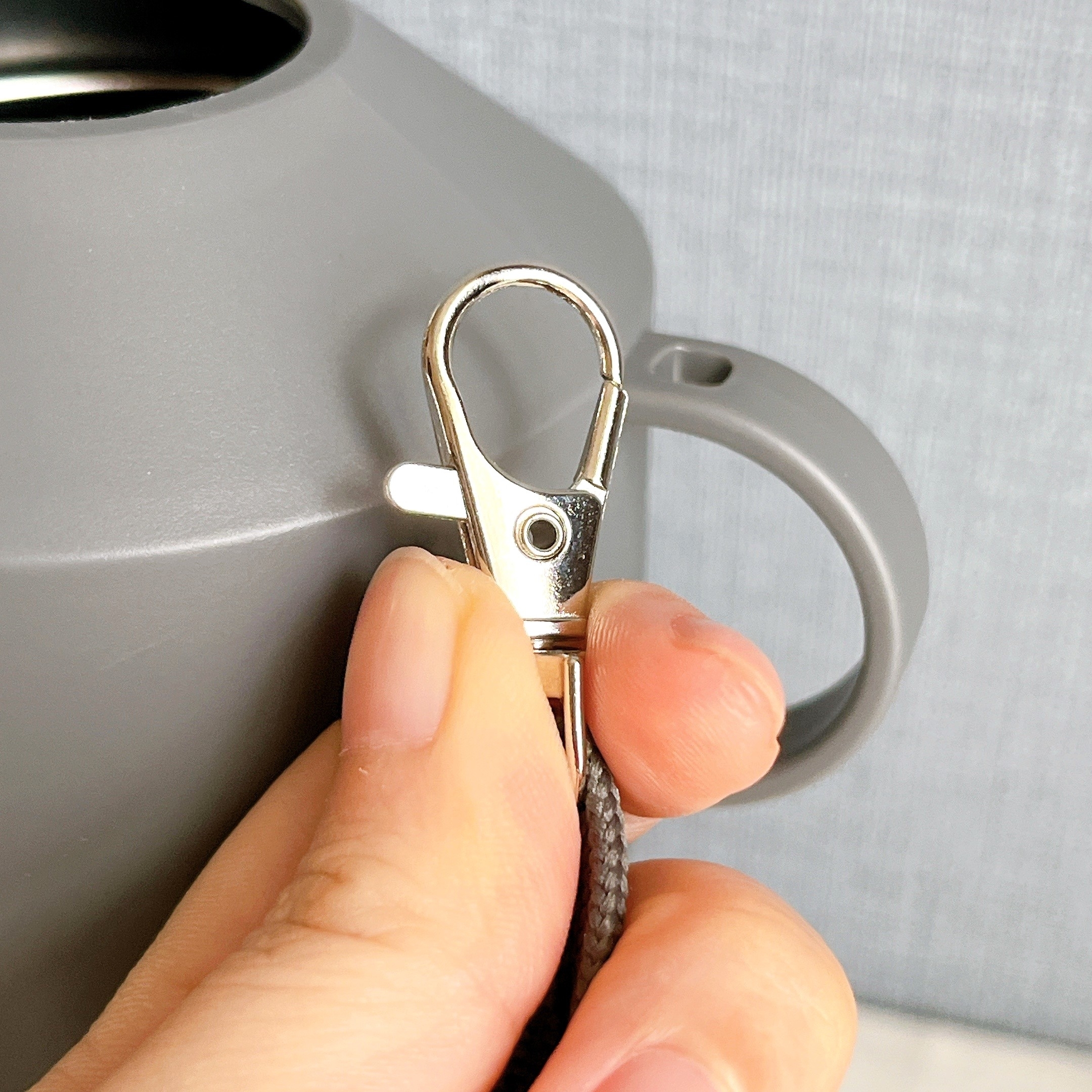 3COINSのオススメのグッズ「WEB限定ペットボトルクーラー/KITINTO」