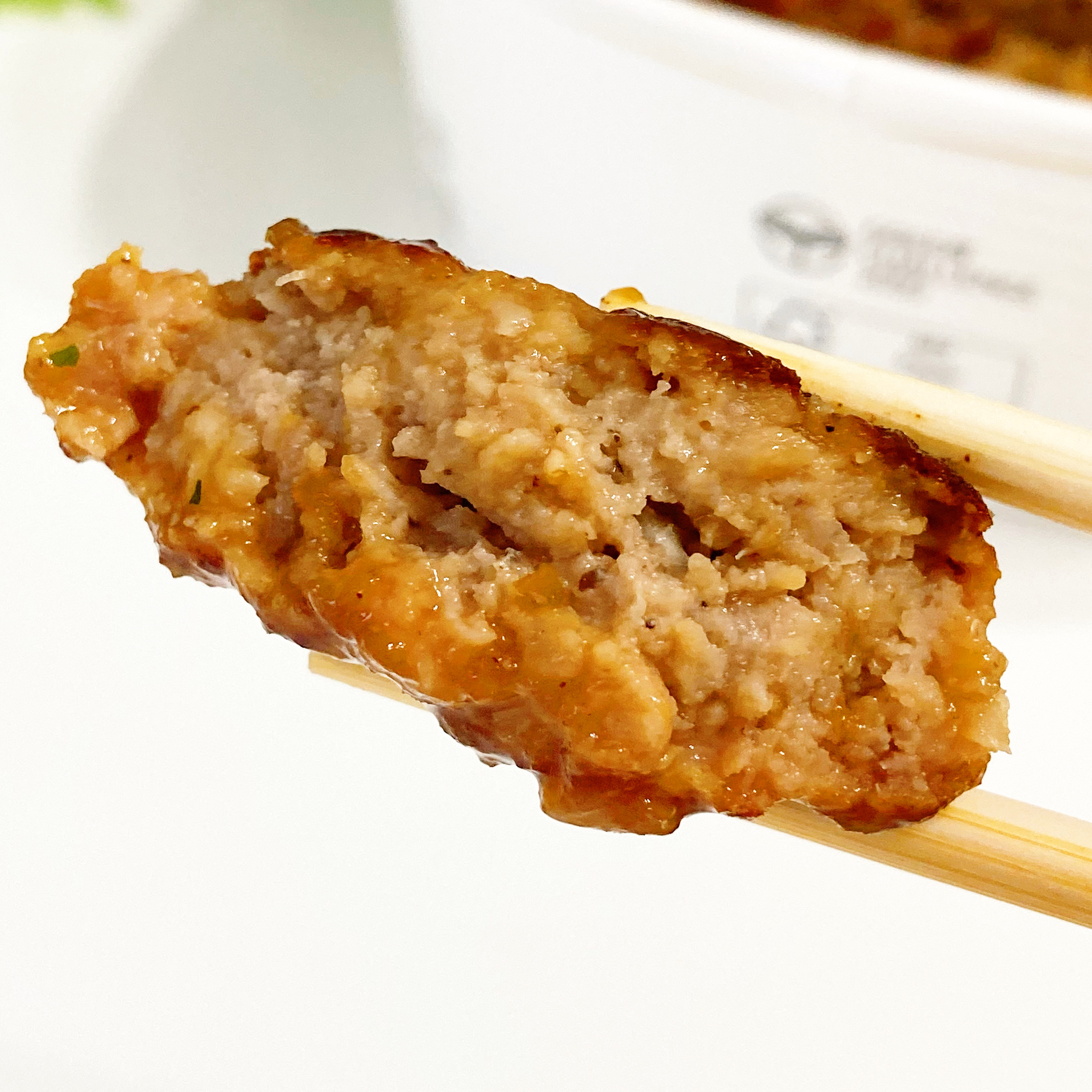 セブン-イレブンのおすすめ商品「おろし玉ねぎソースの鉄板焼ハンバーグ丼」