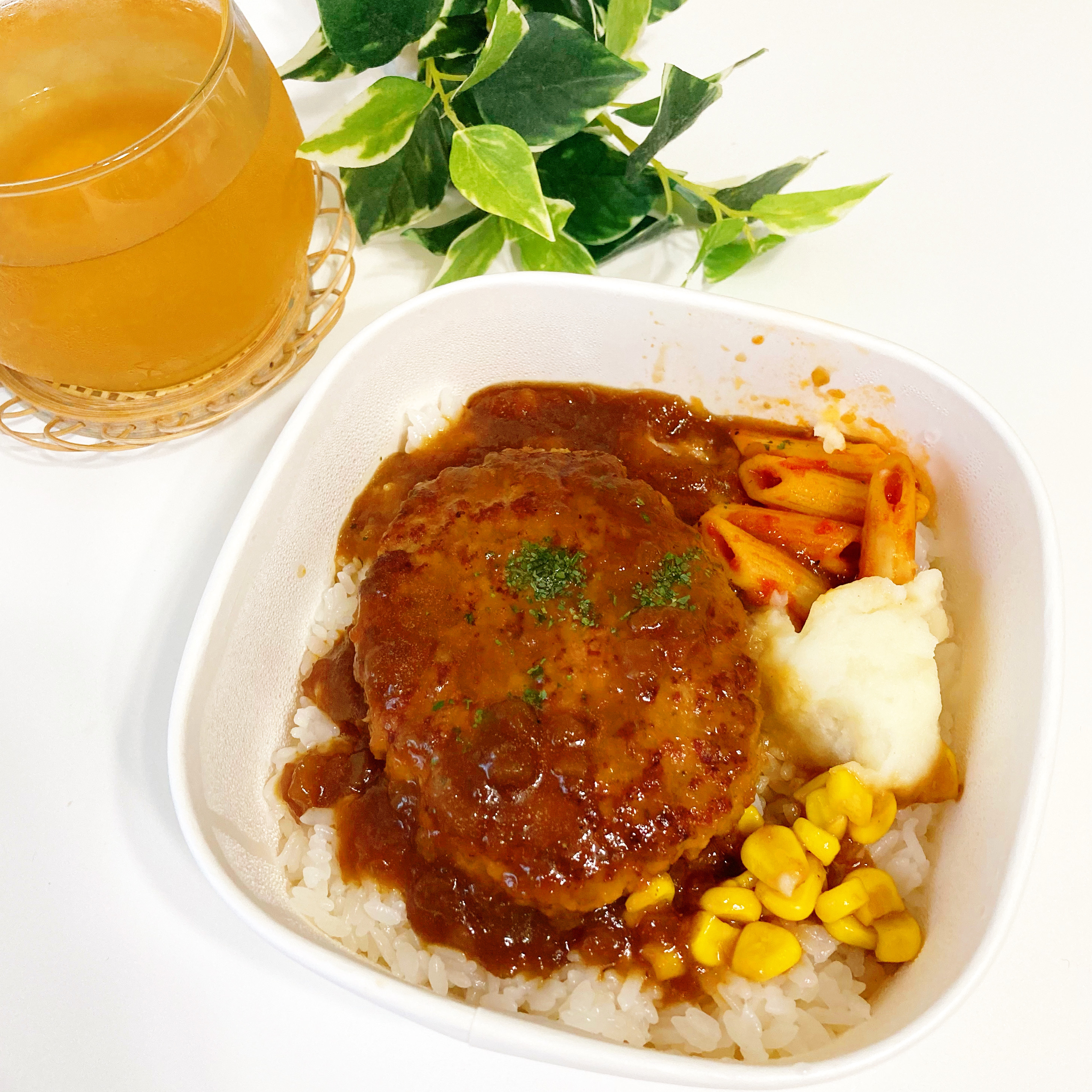 セブン-イレブンのおすすめ商品「おろし玉ねぎソースの鉄板焼ハンバーグ丼」