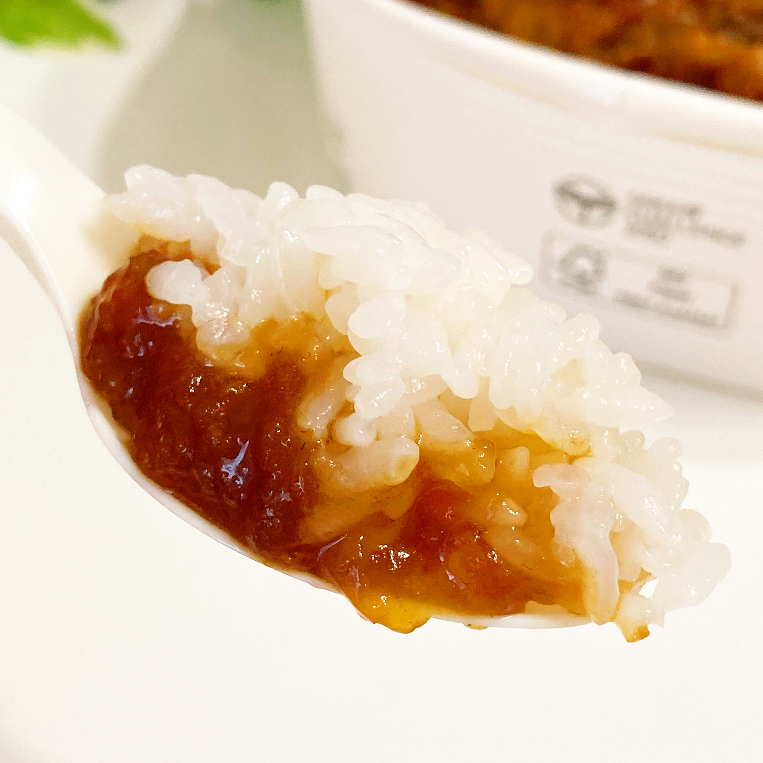 セブン-イレブンのおすすめ商品「おろし玉ねぎソースの鉄板焼ハンバーグ丼」