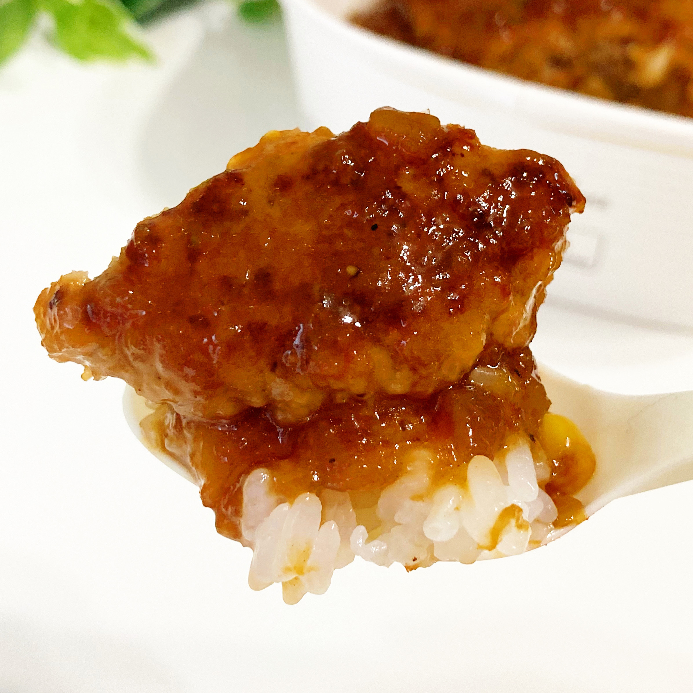 セブン-イレブンのおすすめ商品「おろし玉ねぎソースの鉄板焼ハンバーグ丼」