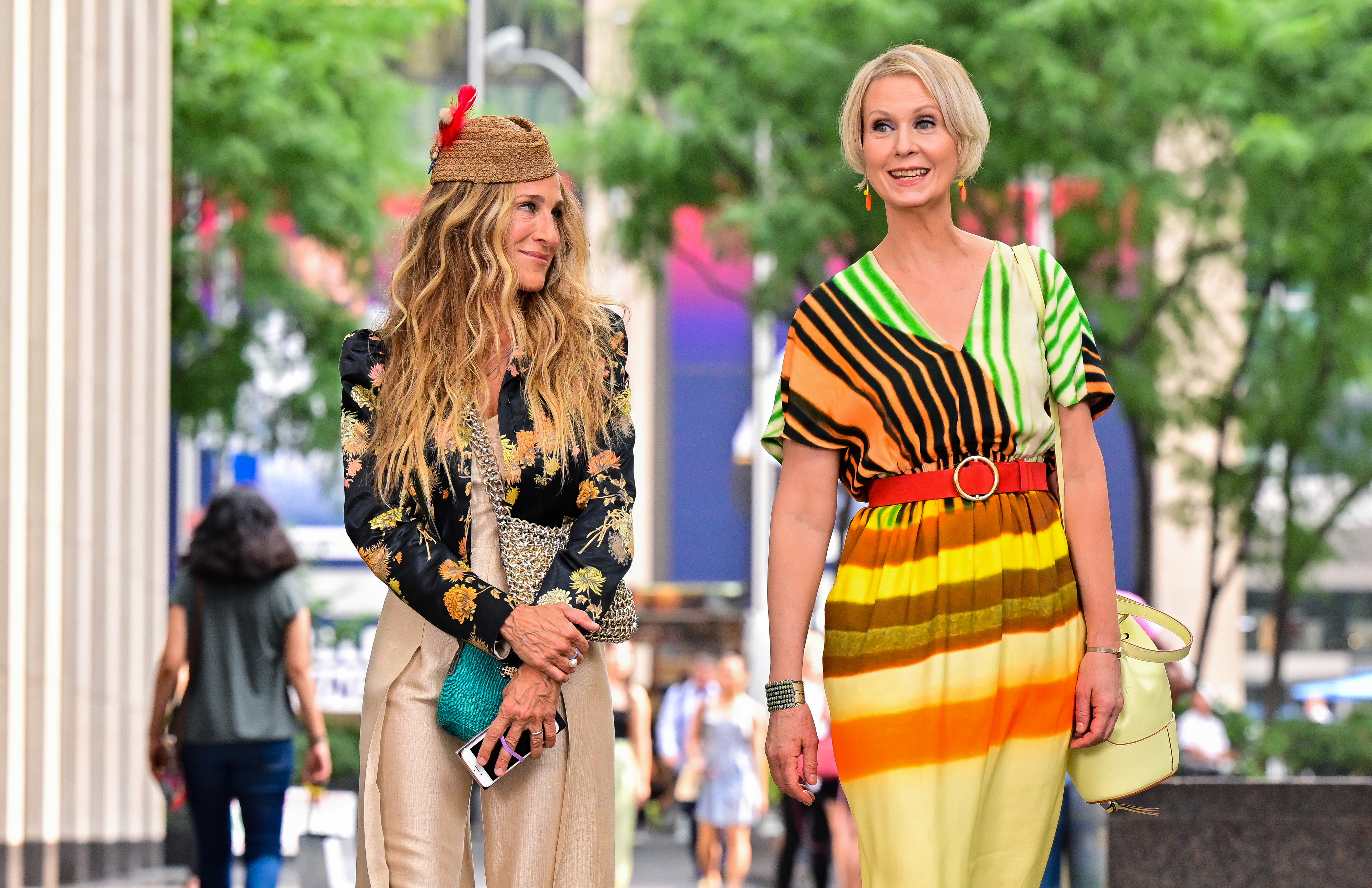 Sarah Jessica Parker and Cynthia Nixon on set wearing patterned dresses with distinctive accessories