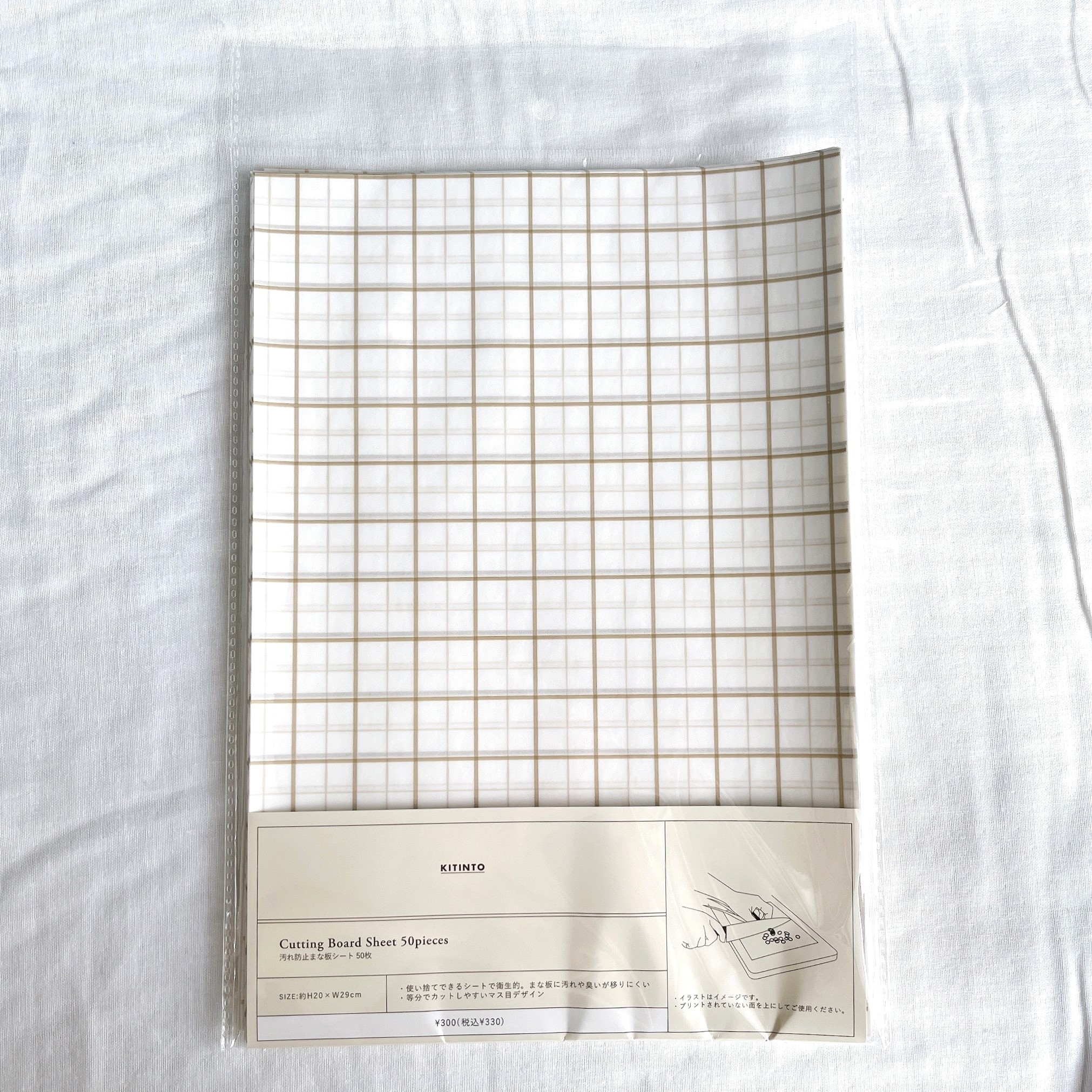 3COINSのおすすめキッチンアイテム「汚れ防止まな板シート:50枚入り/KITINTO」
