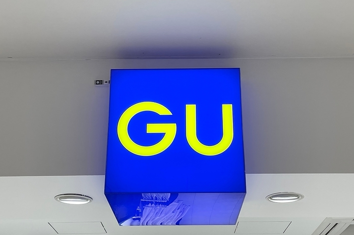 GUのロゴが掲げられた看板