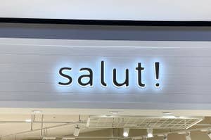 壁に「salut!」と発光する文字があります。