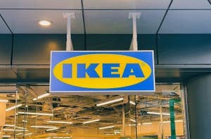 IKEAの店舗入口上に掲げられたロゴサイン。