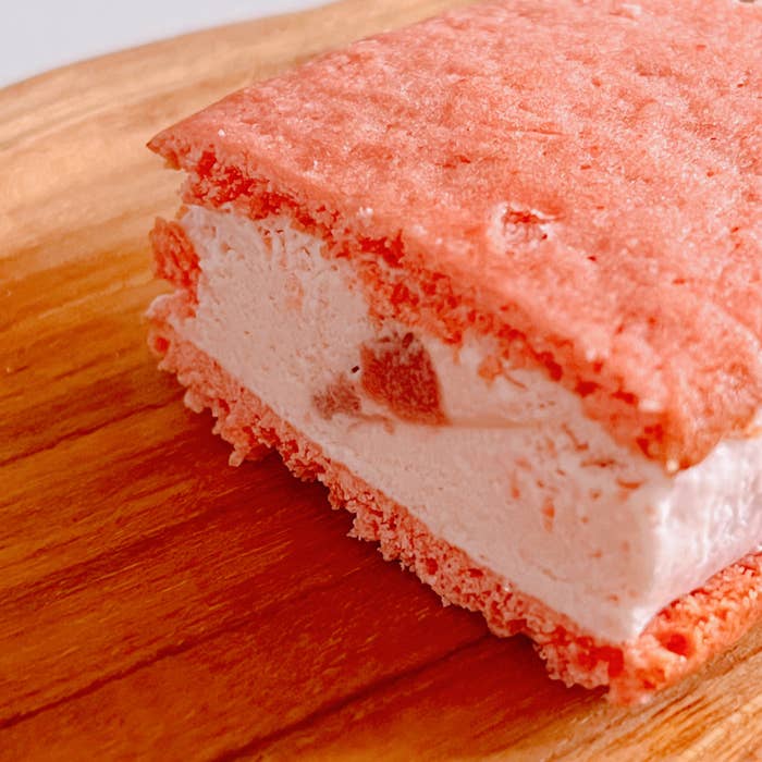 セブン-イレブンのおすすめアイス「7プレミアム いちごのビスケットサンド」