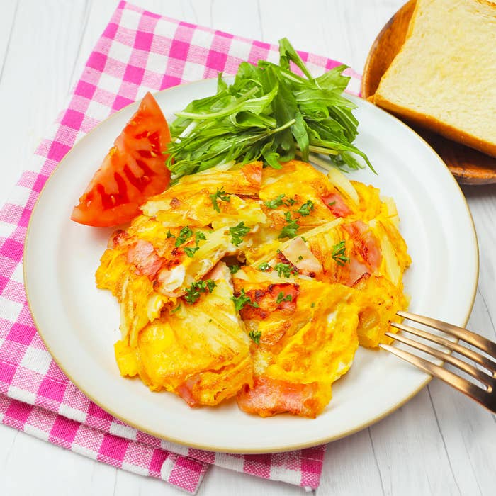 オムレツ、サイドにトーストが添えられています。