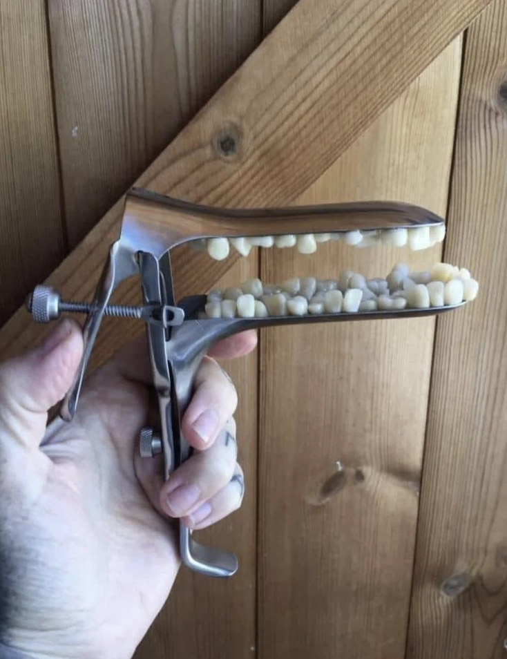 a speculum device with teeth on it