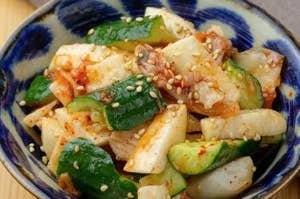 キュウリとナムルが入った韓国風の冷製サラダ。