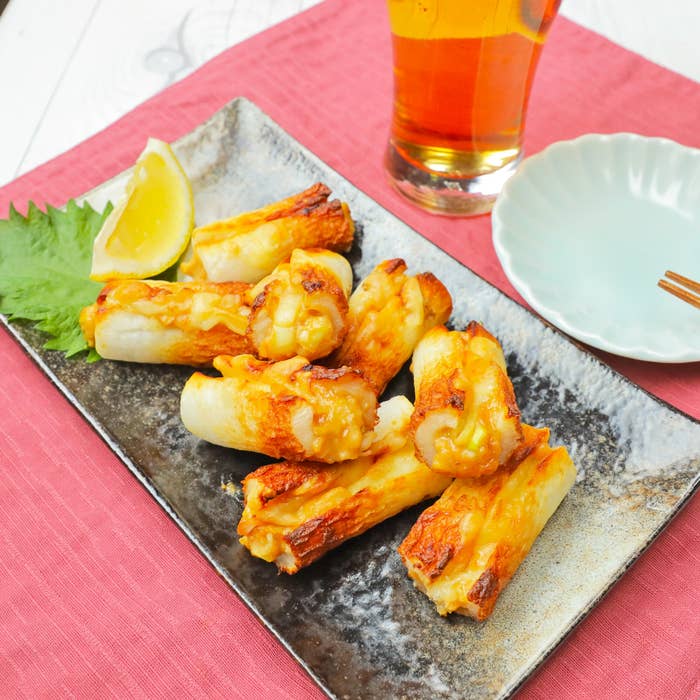 ちくわが皿に盛られています。横にレモンとお箸が添えられている。
