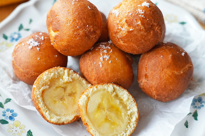 バナナのフィリングを詰めたカリカリのドーナツが盛り付けられた皿。