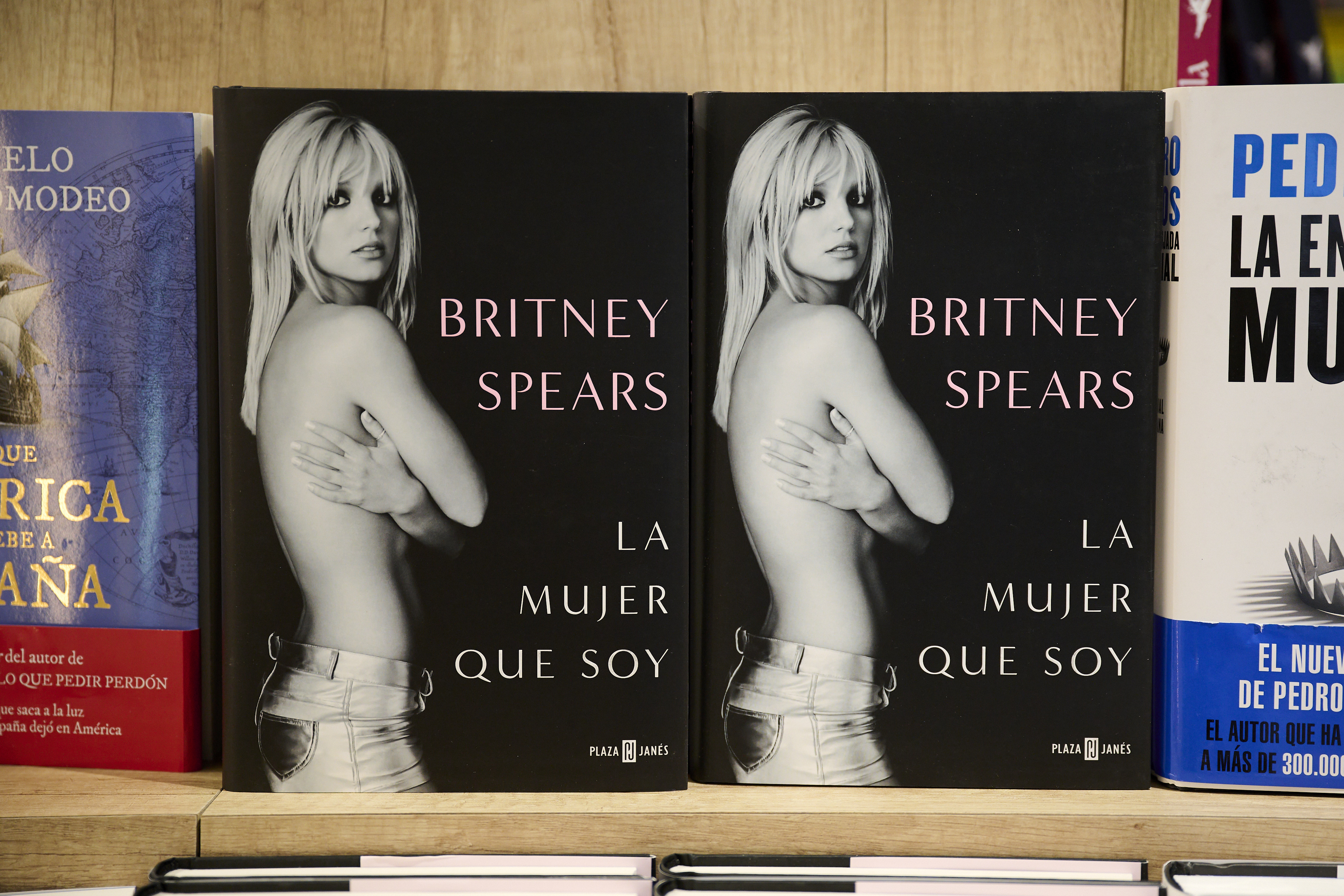 Two books titled &#x27;Britney Spears: LA MUJER QUE SOY&#x27; on a shelf