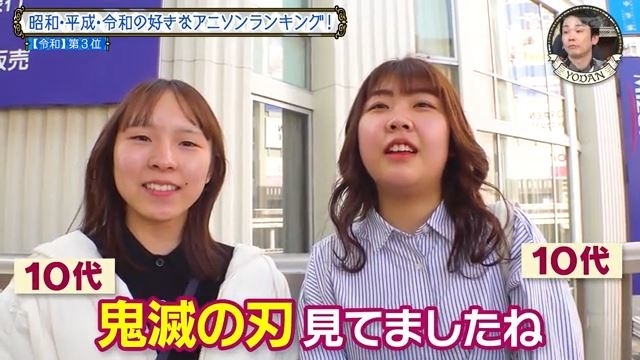 二人の若い女性が屋外でカメラに向かって笑顔を見せている。