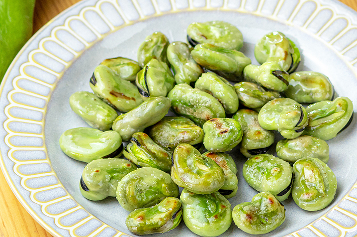 皿に盛られたゆでたそら豆。