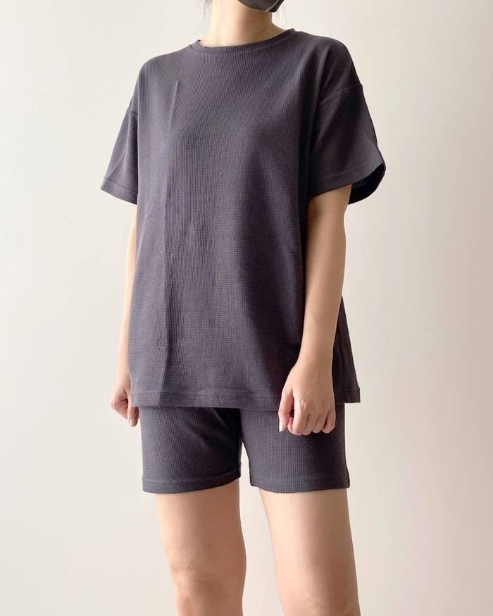 GU（ジーユー）のおすすめファッションアイテム「ワッフルラウンジバイカーショーツセット（半袖）+E」