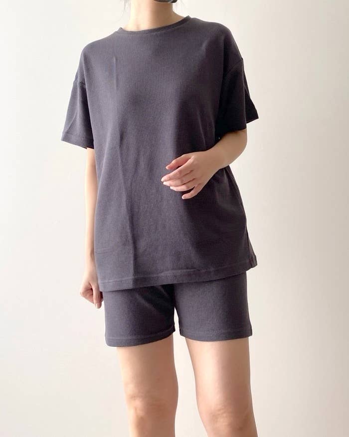 GU(ジーユー)のおすすめファッションアイテム「ワッフルラウンジバイカーショーツセット(半袖)+E」