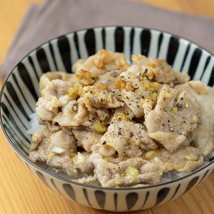 豚のねぎ塩焼き丼が盛り付けられたお皿。