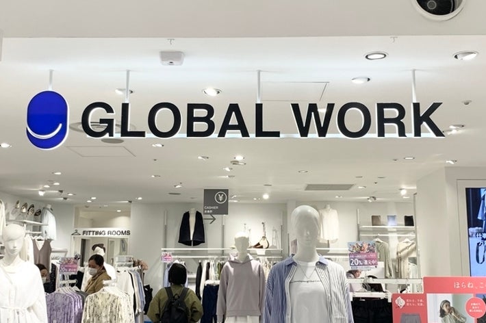 グローバルワークの店内。マネキンが並び、衣服が陳列されている。