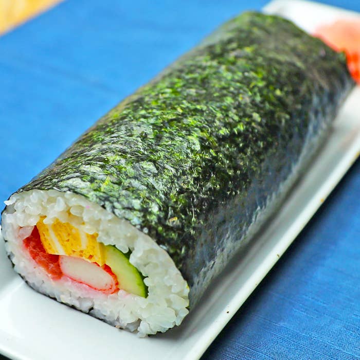 寿司ロールが皿に盛られています。