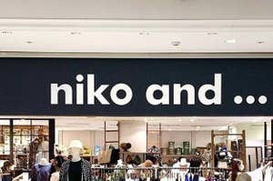店舗の看板に「niko and...」とあり、前にお客さんが商品を見ている。