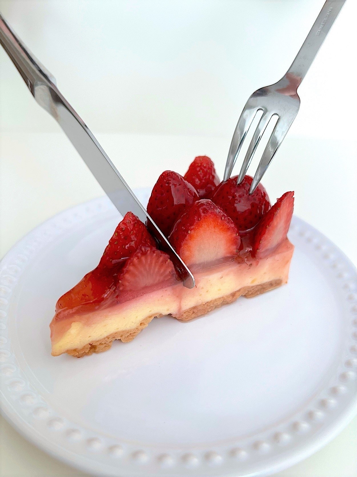 星乃珈琲店のおすすめのデザート「苺のレアチーズケーキ」