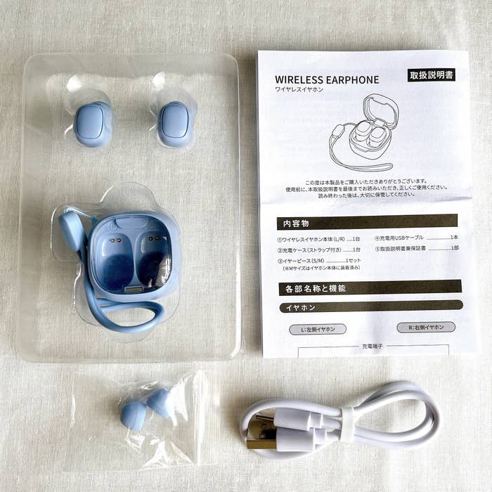 3COINSのオススメのグッズ「ミニクリアワイヤレスイヤホン」