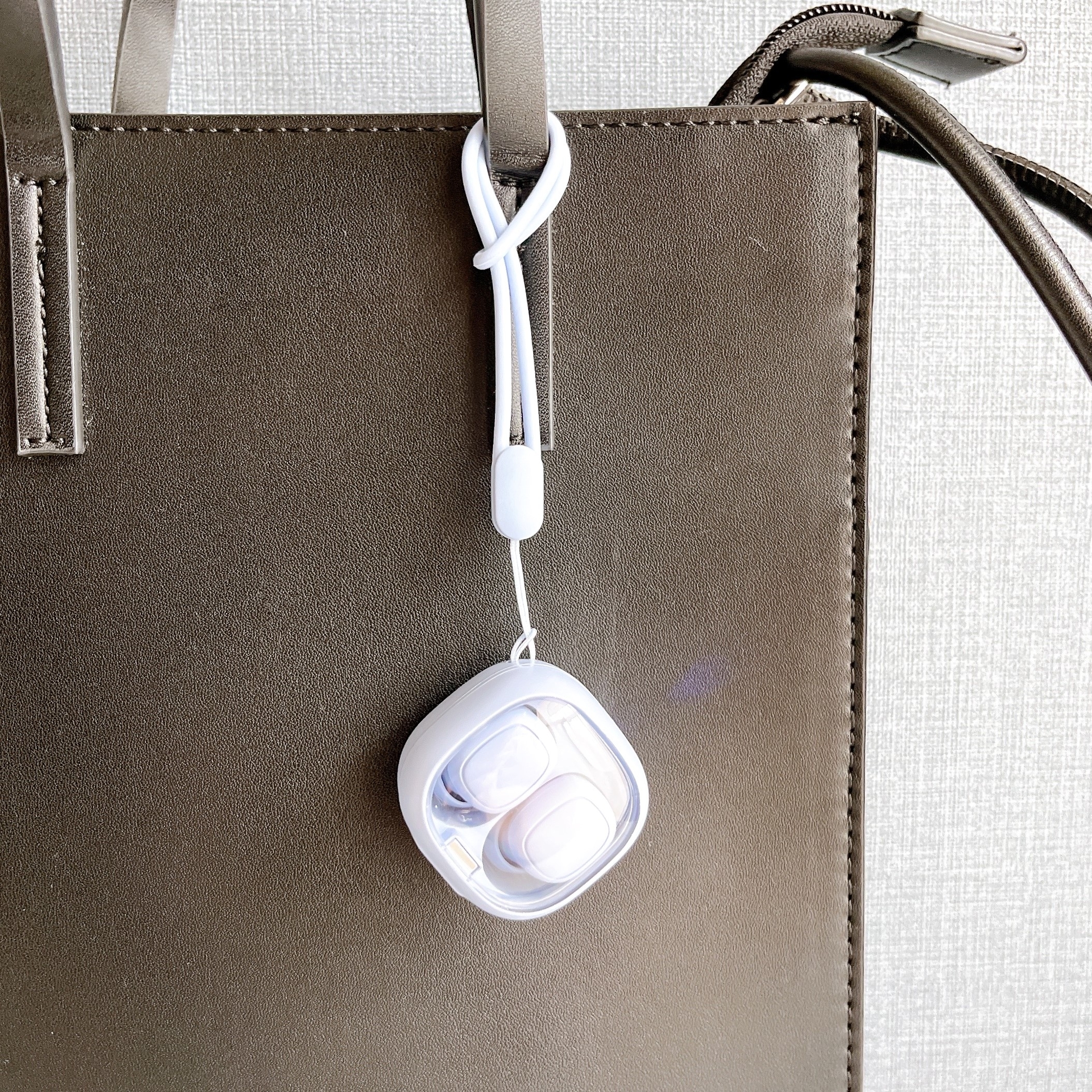 3COINSのオススメのグッズ「ミニクリアワイヤレスイヤホン」